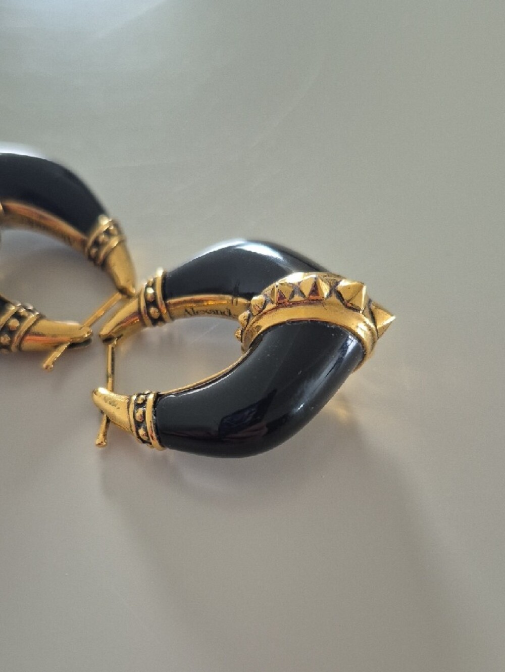 Alexander McQueen Gold and Black Horn Hoop Earrings - Picture 12 of 16